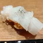 渋谷 鮨 清水 - 白いか（イカ墨塩乗せ）