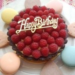 ロドゥール・デュ・ブレ - 真ん中のホールタルトは、ミヤケ（MIYAKE）さんので、その周りに、デコったのが、こちらで、購入のマカロンと♥クッキー♥♥