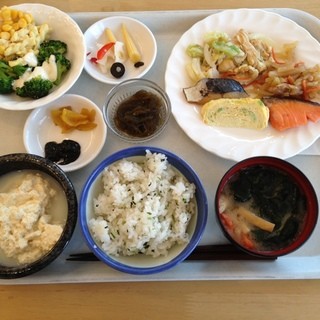 Hanamomi - ホテルの朝ご飯は、沖縄料理主体。