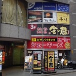 渋谷 鮨 清水 - ビルの4階（入口はこちら）反対側はファミマ
