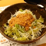 茨城地のもの わらやき料理 たたきの一九 - 納豆ドレッシングサラダ