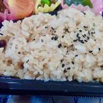 夢の風 とみや - 「ごはん＠日替わり弁当」うるち米の赤飯、あずきもやわらかでごま塩ミャ