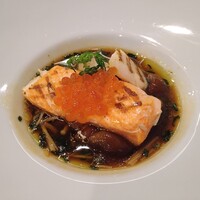 メインダイニングルーム 三笠 - 長野県産アルプスサーモンと帆立貝柱のグリル 茸と菊菜のソース