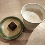 燗八 寛 - 食後のデザート…本日はチョコレートです溶けないように冷やされていて噛んだ時にパリッとする食感でした濃厚なチョコ♡選べる(持ち帰り可能の)ドリンク付でメニューを写メらせて貰いました♡