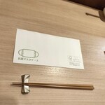 燗八 寛 - 入店後案内されたカウンター席7人がけのよう…抗菌マスクケース等も置かれて細かい気配りが嬉しい(〃∇〃)♫