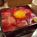 燗八 寛 - 艶々のマグロと…卵黄…それに端に控えめにチョコンと乗ってる山葵も無くてはならない存在(*´艸｀*)☆