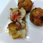 たこやき極秘製造基地 - 割ってみると、モッチリ生地の中に「タコ」もしっかり入ってます♬