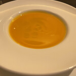 アンティカ トラットリア クロノ - 前菜の一つ。バターナッツの冷製スープ