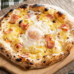 bacon and egg carbonara pizza