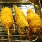 串かつ 七福神 - 右から、玉ねぎ、おくら、チーズ