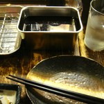 串かつ 七福神 - お店もソース容器も小ぢんまり