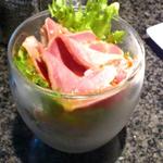 Deli＆Bar 秀 - 2013.4.18 タン塩サラダ　レタスの下にも　何層にもタン塩が隠れています