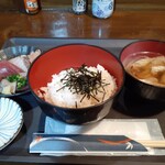 初島 - 刺身、ご飯、あら汁。