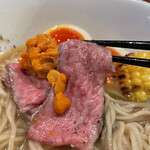 酒肴場 屯 - A5ランクの宮崎牛スライスをトッピングとは豪華