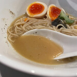 酒肴場 屯 - とうもろこしの甘さ際立つスープはブラックペッパーが良いアクセント