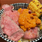 酒肴場 屯 - 追加トッピングの生雲丹¥300と宮崎牛を嶽きみご飯の上に