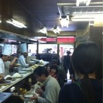 キッチン南海 - 店内。活気があります。