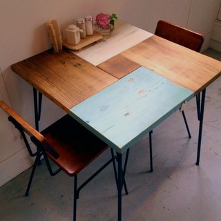 木材を組み合わせたおしゃれなテーブル。