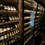 アイニーク - 3軒目のwine bar、見ているだけで飽きませんな