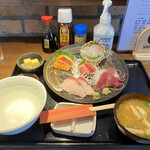 Hatsukoi ya - 刺身定食 小鉢2皿・みそ汁・ご飯はセルフ