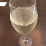 Tam soup - グラスワイン（高畠ワイナリー＠山形、嘉スパークリングワインシャルドネ、700圓）。