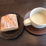 184546645 - 冷製のさつま芋スープとパン。