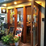 Cozy - 店の外観ですが、オレンジ系統の照明が綺麗です。