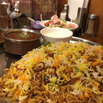 インド料理ダイニングバー ルドリ - 分かりますか？
                                美麗ビリヤニが上に乗っかってます。
                                下はちゃービリですw
                                 
                                だいぶ辛いです♪
                                重めですwww
                                汗だく！
                                カレーは前回同様絶品(^~^)b