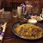 インド料理ダイニングバー ルドリ - ビリヤニセット
                                （カレー ナン サラダ ライタ マンゴーラッシー付き）
                                1280円
                                 
                                ナンは発注時に辞退しました。
                                で、
                                今回はスイーツ無し。