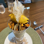 EMME - チュイル、マリーゴールド、ドライ黒無花果の下にはポルボロン なにより少し塩味？のある南瓜のアイスがおいしい！