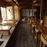 こはく庵 - 店内はかなり広く、写真右側がカウンター席、左側の座布団席は掘りごたつ式です