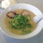Higobashi Ramen Tei - らーめん、白飯、キムチ。チャーシュー3、もやし、葱。麺は中太縮れ麺。スープはライト豚骨。うん、チャーシューは旨い！チャーシューは…。らーめん¥600。ご飯とキムチはセットで¥100（お昼だけ）