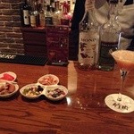 バー竹内 - カウンター席で。