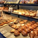 ル・ルソール - お店入ってすぐは400円以上のパンが並びます