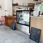 taik bake&coffee - ミニマル・モダンな店