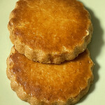 なかたに亭 - ホロサクッ。甘さ控えめ。アーモンドパウダーの香り。