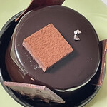 なかたに亭 - カライブ　600円　91g。濃厚ビターチョコ。中は、硬めのムース。鼻に抜けるカカオの香りが良い。コーティングチョコのツヤキラッ輝き。実物は写真よりも煌めいています。