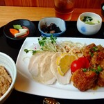 Soba Gemmai Teishoku Heiwatei Soba Dainingu - チキン定食   漬物、小鉢、茶碗蒸し、みそ汁、デザートメインが2種類チキン南蛮と鶏ハムです。 770円です。