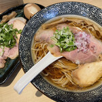 地鶏と金目鯛 中華そば 鶯 - 