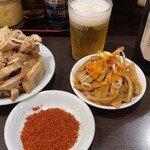 中華そば べんてん - ビール（お通し付）、つまみチャーシュー、辛味別皿