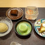 Restaurant つじ川 - .....【デザート５種類】左端から時計回りに.....黒糖のアイスクリーム.....チョコレートテリーヌ.....グレープフルーツと白ワインゼリー.....林檎の焼き菓子.....抹茶のプリン.....