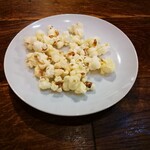北海道イタリアン居酒屋 エゾバルバンバン - お通し(ポップコーン)お代わり自由