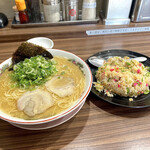 ラーメン新蔵 - 大盛りラーメン700円と半チャーハン250円