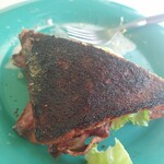 バイ ミー スタンド - (2022/9 訪問)サンドイッチをひっくり返したら焼き加減ペタマックス。さすがに苦いかな。ここの黒パン美味しくて大好きなだけにこれは悲しい。