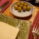 おつまみのオリーブとバター