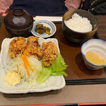 Kamome - 同僚女子注文の日替りかもめランチ850円、この日は国産鶏の唐揚げ、ご飯小盛り