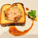 アーティショー - フォアグラ、キノコのデュクセル、周りがパン。焼いたイチジクを添えて