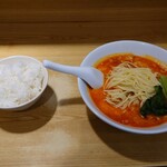 謹製担々麺 うさぎ - ●謹製担々麺　880円
            ●餃子セット　＋350円　のご飯