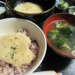 炭ポッポ - ご飯は、押し麦や古代米入りの雑穀ご飯