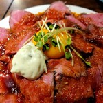 八重洲ワイン倶楽部 - ローストビーフ丼肉増量